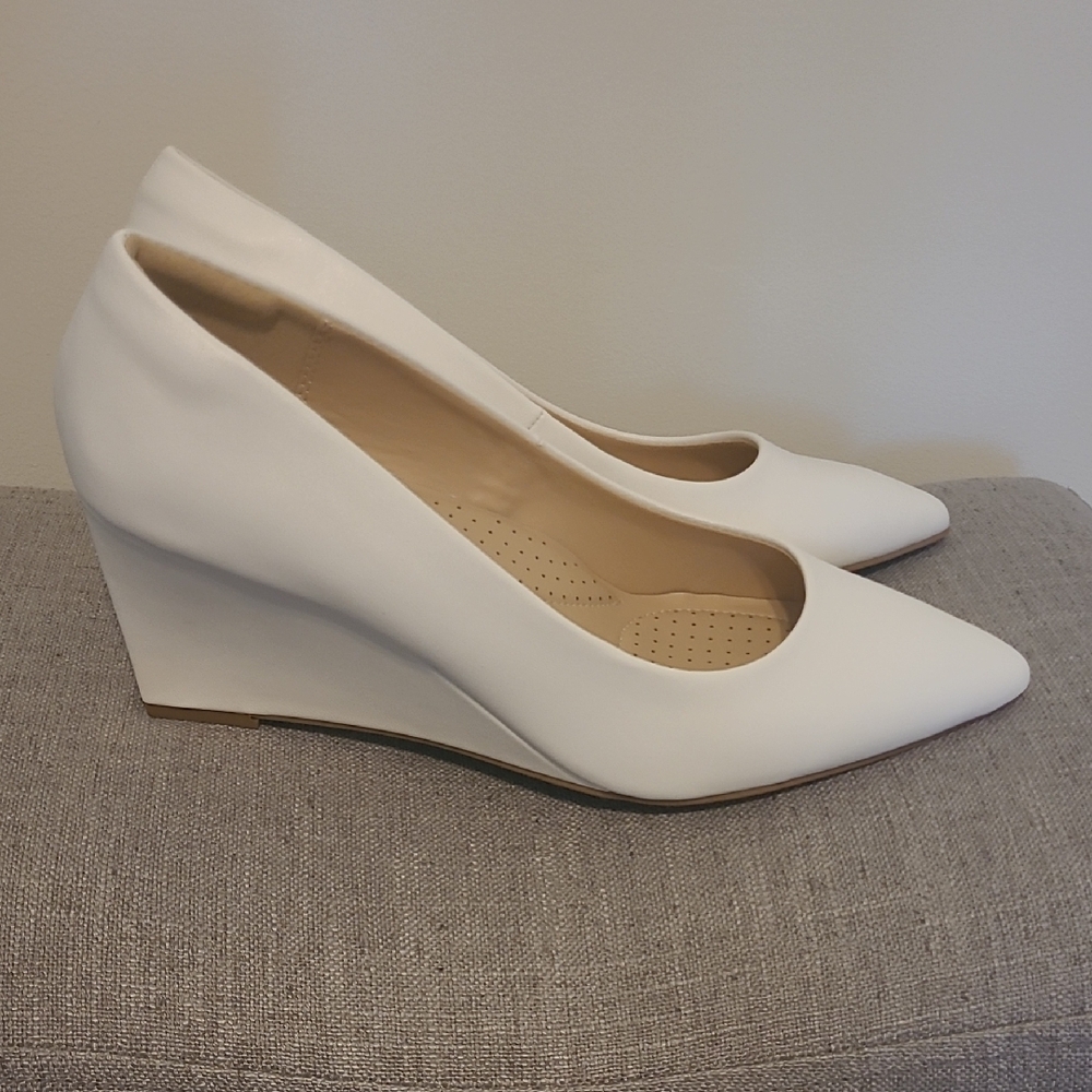 NWOT - Dream Pairs White Pointed Toe Wedge Heels
